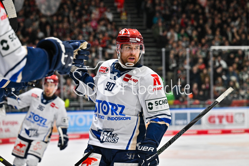 Augsburger Panther - Schwenninger Wild Wings | AUGSBURG, GERMANY - 02. JANUARY: Jubel der Wild Wings nach dem Treffer zum 4-5 durch  Tylor SPINK (Schwenninger Wild Wings 90)  / Tor / Torschuetze / Freude / Happy während dem Match zwischen den Augsburger Panthern und den Schwenninger Wild Wings am 35. Spieltag der Penny DEL im Curt Frenzel Stadion