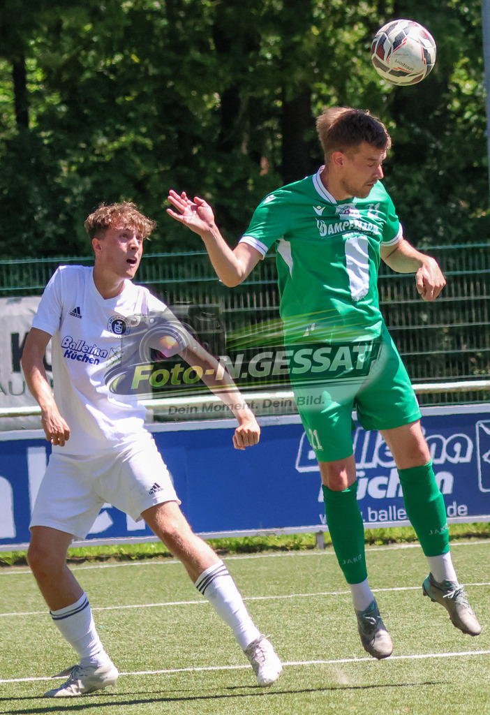 TuS Bruchmühlen - Bünder SV | Auf dem Bild zu sehen: weiß TuS Bruchmühlen: Ben Joris Meyer ; grün Bünder SV: Timo Westerbeck TuS Bruchmühlen, Bünder SV, Saison 25/26, Kreisliga A, Bruchmühlen, Deutschland - Realisiert mit Pictrs.com