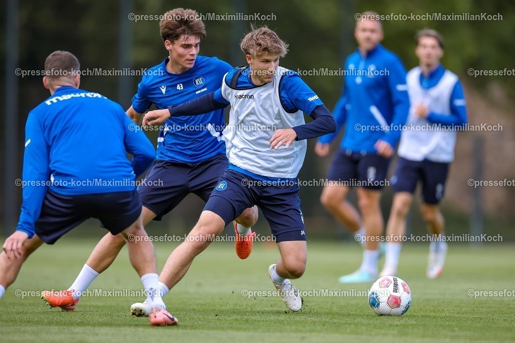 KSC02092502129 | 02.09.2025, Fußball, Training Karlsruher SC, 2. Fußball Bundesliga, Trainingsplatz am BBBank Wildpark Stadion Karlsruhe, Saison 2025 2026: Mateo Kritzer (KSC #34) im Zweikampf gegen  xk43 