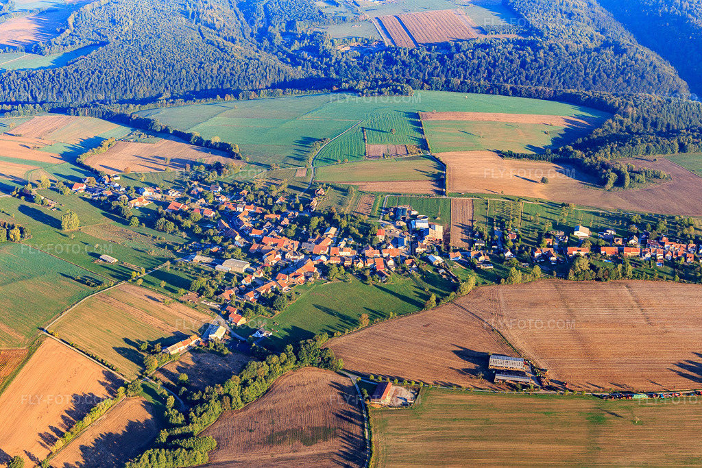 Aerial view: View of the town from the southeast in Pfalzweyer in the state Bas-Rhin, France. – Photo: IMG_111685.jpg taken on 09/16/2018 by Werner Riehm/FLY-FOTO.com – Resolution of the original: 5472 x 3648 px