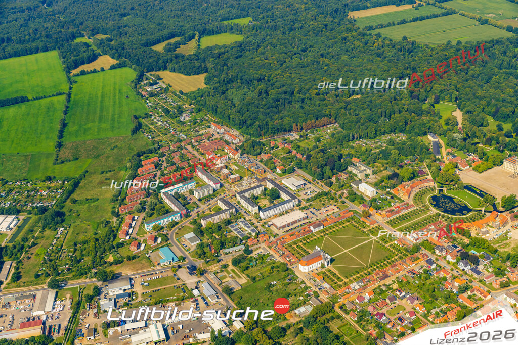 Luftbild der Stadt Ludwigslust - Die Luftaufnahme wurde 2025 vom UL-Flugzeug heraus erstellt ( keine Drohne ) - Hochauflösende Luftaufnahme - für professionelle Ausdrucke geeignet. Die Geschenkidee !Hier alle&nbsp;Infos zur Lizenzierung der LuftaufnahmeWir fliegen auch dieses Jahr wieder in Ihre Region um Luftbilder zu erstellen.- Luftbild anfragen