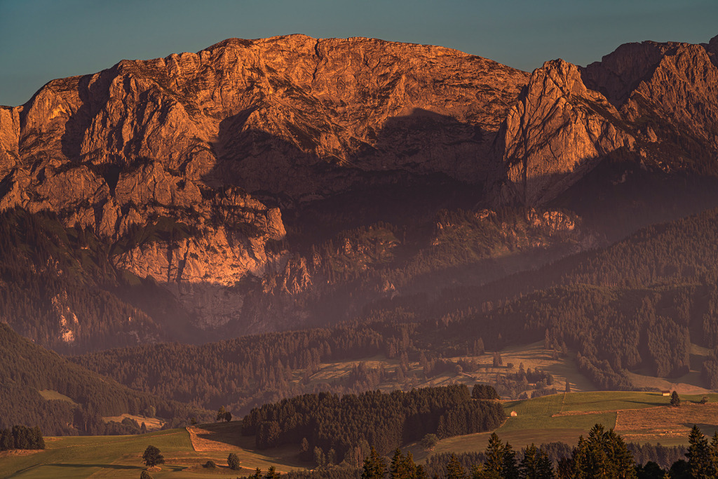 Allgäu Wandbild - Die Geiß vom Geiselstein | Jedes Jahr zu einer bestimmten Zeit am Abend steht die Sonne so, dass der Geiselstein den Schatten einer Geiß auf das Felsmassiv der Hochplatte wirft. Nach ein paar Versuchen, waren die Bedingungen ideal und ich konnte die Geiß im richtigen Moment aufnehmen :-)