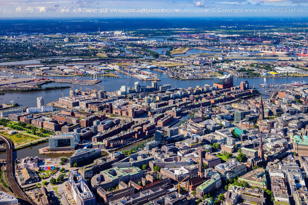 Hamburg_Mitte_ELS_0993050823 | HAMBURG 18.10.2023 Gebäude, Straßen und Kanäle der Hafencity und Speicherstadt in Hamburg, Deutschland. // Buildings, streets and canals of the Hafencity and Speicherstadt in Hamburg, Germany. Foto: Martin Elsen