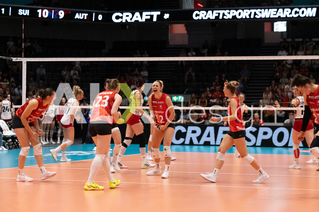 Austria v Switzerland - CEV European League Women | KRIENS, SWITZERLAND - JUNE 14: FABIANA BRANCA of Switzerland, MÉLINE PIERRET of Switzerland, ALIX DE MICHELI of Switzerland and MERET AARDEN of Switzerland celebrating during the CEV European League match between Austria and Switzerland at Pilatus Arena on June 14, 2026 in Kriens, Switzerland. - Realisiert mit Pictrs.com