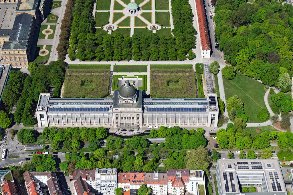 dr__0063372.jpg | MüNCHEN 29.04.2025 Regierungs- Verwaltungsgebäude " Bayerische Staatskanzlei " an der Straße Franz-Josef-Strauß-Ring im Ortsteil Altstadt in München im Bundesland Bayern, Deutschland. Weiterführende Informationen bei: Bayerische Staatskanzlei. // Government administration building" Bayerische Staatskanzlei " on street Franz-Josef-Strauss-Ring in the district Altstadt in Munich in the state Bavaria, Germany. Further information at: Bayerische Staatskanzlei. Foto: Daniel Reiter