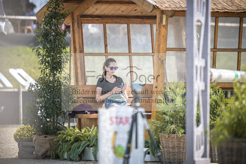 DOS_8852 | Entdecke hochwertige Reitturnierfotos von Foto Oger. Professionell, emotional und authentisch – jetzt Lieblingsmomente im Shop bestellen.Deutschlandweite Turnierfotografie. - Realisiert mit Pictrs.com