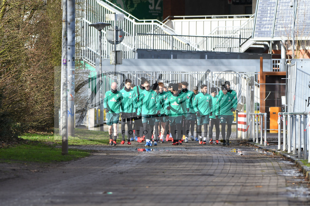 20200212_TRASVW_0035 | Fussball, Herren: . Die Spieler vom SV Werder Bremen waehrend der Trainingseinheit des SV Werder Bremen auf dem wohninvest Weserstadion Trainingsplatz am 12.02.2020 in Bremen, Deutschland. - Realisiert mit Pictrs.com