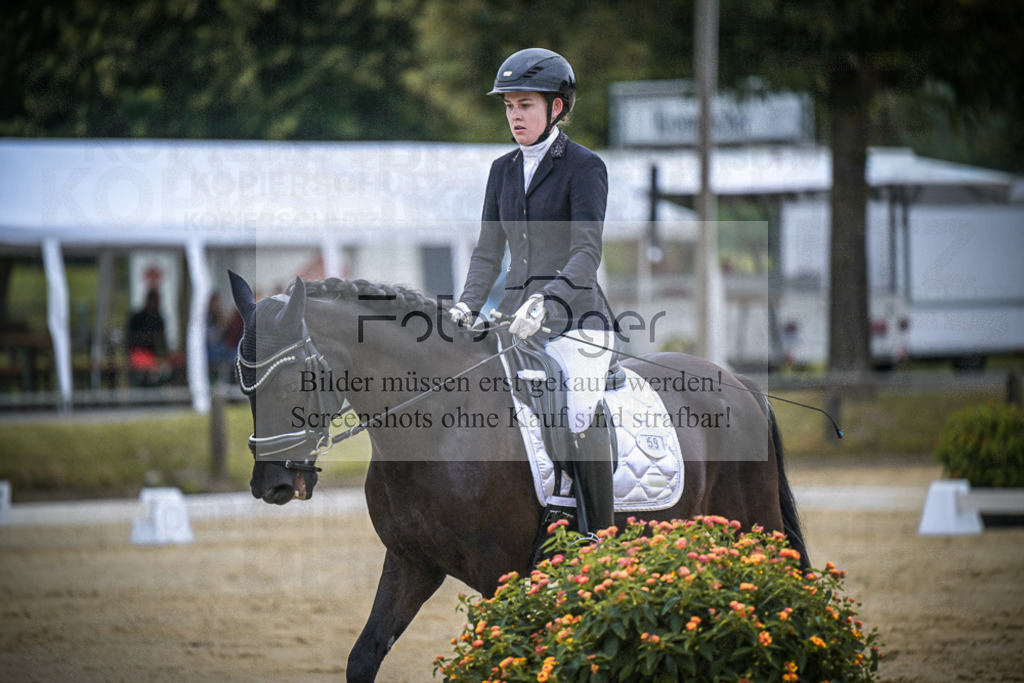 DOS_2570 | Entdecke hochwertige Reitturnierfotos von Foto Oger. Professionell, emotional und authentisch – jetzt Lieblingsmomente im Shop bestellen.Deutschlandweite Turnierfotografie. - Realisiert mit Pictrs.com