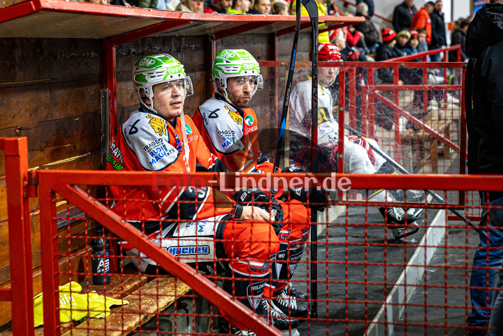 TSV Peißenberg MINERS gegen EA Schongau | Eishockey Bayernliga Herren Vorrunde 2024/25, TSV Peißenberg MINERS gegen EA Schongau, 20241031,Julian REISS (MINERS 33) und Dominik EBENTHEUER (MINERS 91) auf der Strafbank,2024-10-31 in Peißenberg (Eisstadion Peißenberg)Julian REISS (MINERS 33), Dominik EBENTHEUER (MINERS 91)Copyright: WolfgangxLindner foto-lindner.de