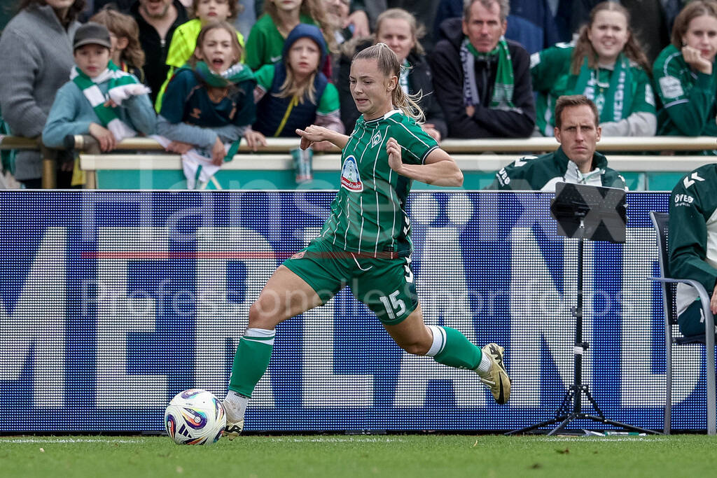 Fussball, Google Pixel Frauen-Bundesliga, SV Werder Bremen - TSG 1899 Hoffenheim | Michelle Weiß (SV Werder Bremen, 15) am Ball, Freisteller, Einzelbild, Ganzkörper, Aktion, Action, Spielszene, DIE DFB-RICHTLINIEN UNTERSAGEN JEGLICHE NUTZUNG VON FOTOS ALS SEQUENZBILDER UND/ODER VIDEOÄHNLICHE FOTOSTRECKEN. DFB REGULATIONS PROHIBIT ANY USE OF PHOTOGRAPHS AS IMAGE SEQUENCES AND/OR QUASI-VIDEO.