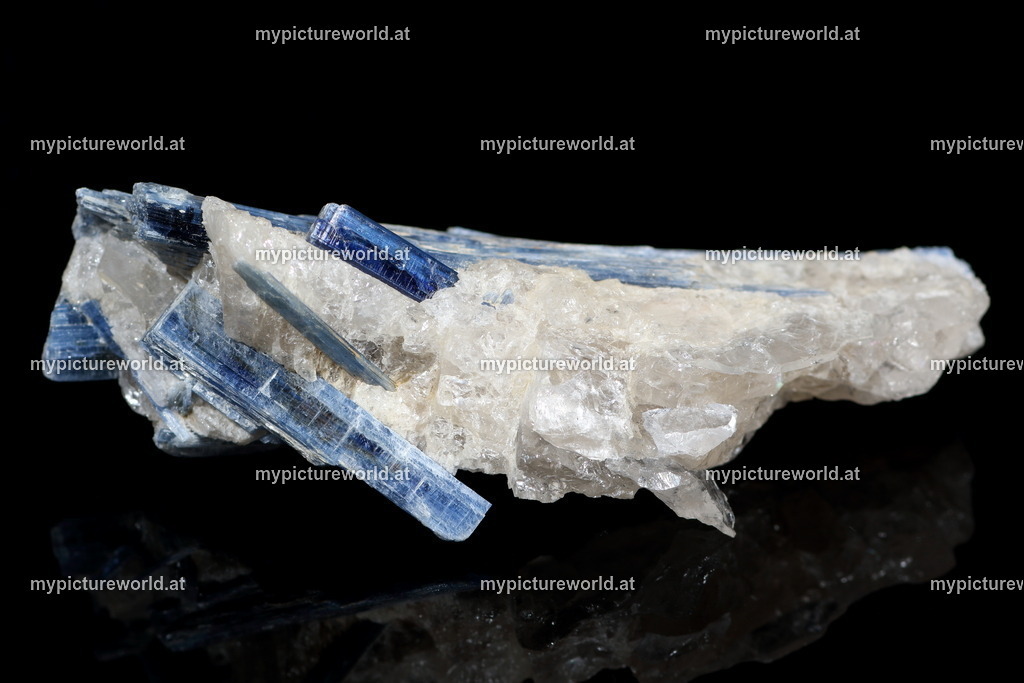 Kyanit-001 | Das Bilderarchiv über Tiere, Planzen und Landschaften. In der Bilddatenbank finden Sie ein große Auswahl an hochwertigen Bilder für Ihre Werbung - Realisiert mit Pictrs.com