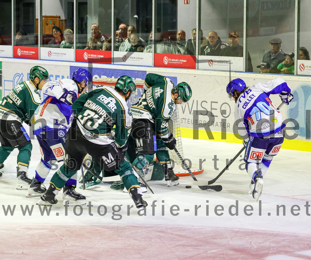 2025-09-26_128_TSV_Erding_gegen_SC_Riessersee | Erding, Deutschland, 26.09.2025:Eishockey, Oberliga Süd 2025 / 2026, 3. Spieltag, TSV Erding gegen SC Riessersee, Endergebnis: 3:5Marc Schmidpeter (Erding Gladiators, #33), Markus Eberhardt (Erding Gladiators, #94), Parker Colley (SC Riessersee, #70)Foto: Christian Riedel / fotografie-riedel.net
