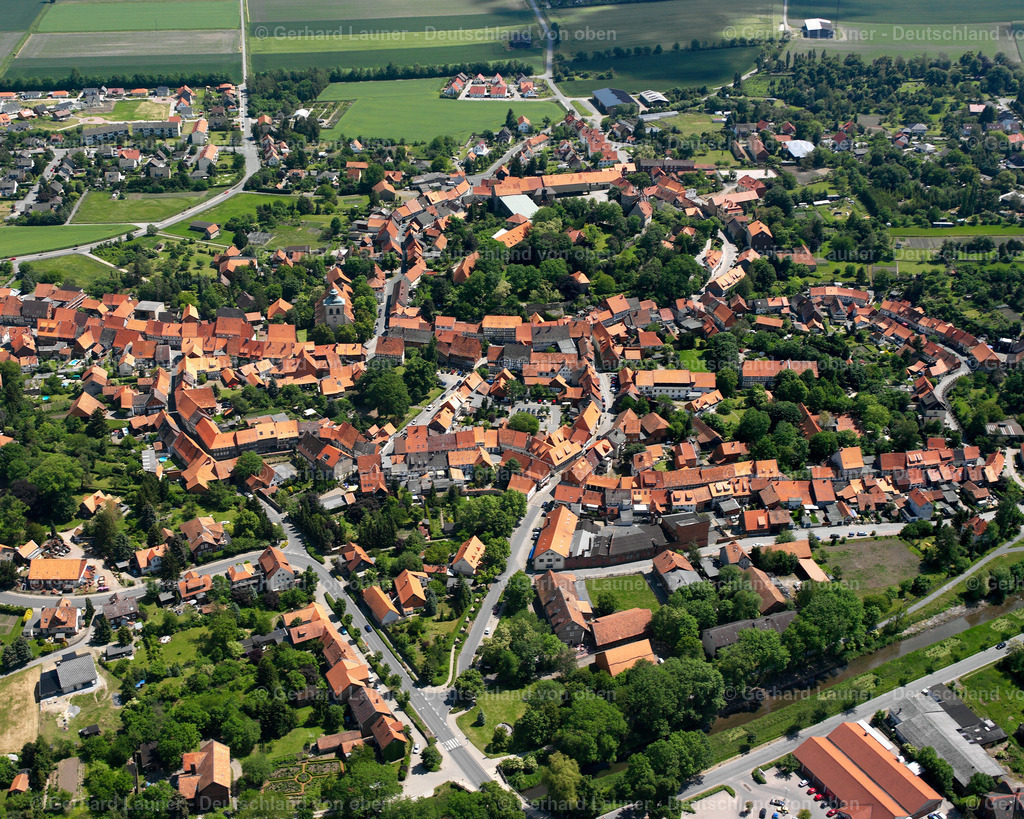 2638167 | HORNBURG 09.06.2006 Landwirtschaftliche Nutzflächen und Feldgrenzen  umsäumen das Siedlungsgebiet des Dorfes in Hornburg im Bundesland Niedersachsen, Deutschland // Agricultural land and field boundaries surround the settlement area of the village  in Hornburg in the state Lower Saxony, Germany Foto: Gerhard Launer