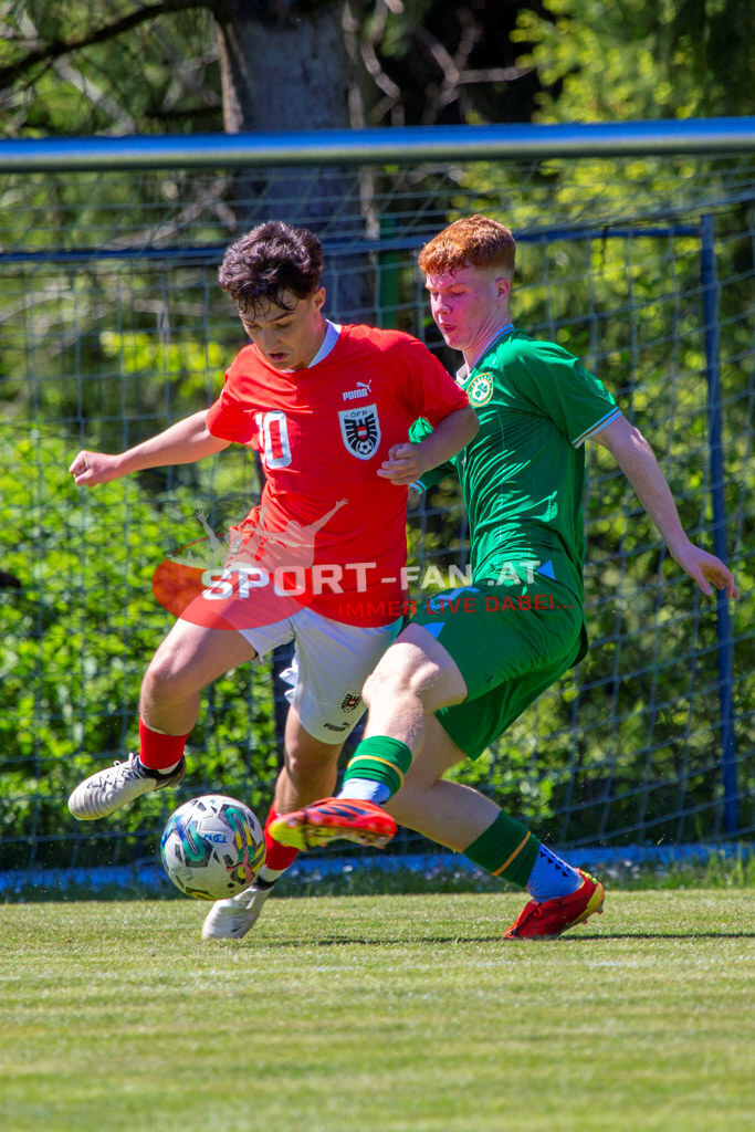 Fußball Halbfinale | Fabio Ebner (U15 Österreich #10) Sean Spaight (U15 Irland #5) Fußball Halbfinale, Irland U15 - Österreich U15 am 29.04.2024 in Arnoldstein (Sportplatz), Austria, (Photo by Ernst Krawagner sport-fan.at) - Realisiert mit Pictrs.com
