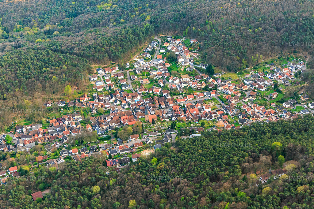 Luftbild: Dorfansicht im Pfälzerwald aus Norden in Dörrenbach im Bundesland Rheinland-Pfalz in Deutschland. Foto: IMG_140245.jpg vom 11.04.2024 durch Werner Riehm/FLY-FOTO.de