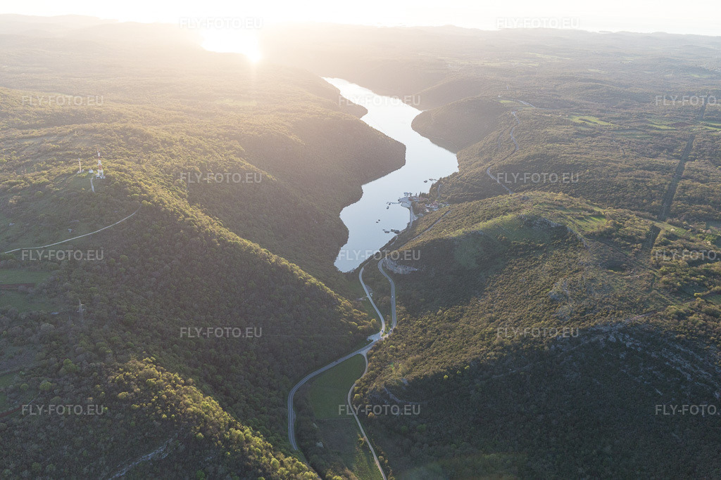 Vue aérienne: Vue de la ville à Jural dans le département Gespanschaft Istrien, Croatie. Photo: IMG_106146.jpg prise le 13/04/2018 par Werner Riehm/FLY-FOTO.eu – Résolution de l'original: 5472 x 3648 px