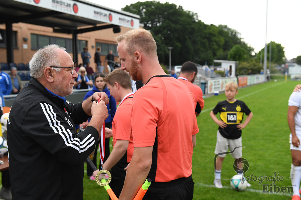 1. FC Nordenham-SV GOTANO | Kreispokal Finale Jade-Weser-Hunte 1. Mannschaften; 1.FC Nordenham (weiß)-SV GOTANO (blau) am 15.06.2025 in Rastede (Sportanlage Köttersweg), Photo: Philip Eiben 2025 - Realisiert mit Pictrs.com