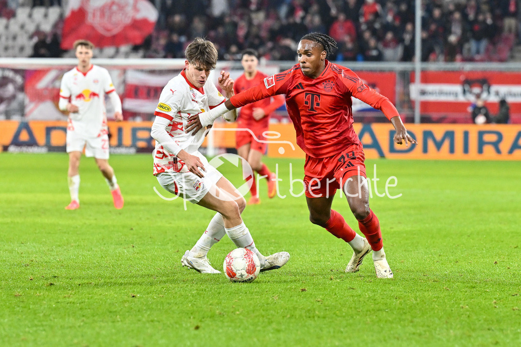 RB Salzburg - FC Bayern München | Im Duell Zeteny JANO (RB Salzburg 32) und Mathys TEL (FC Bayern Muenchen 39) / Zweikampf / Testspiel: RB Salzburg - FC Bayern Muenchen, Red Bull Arena am 06.01.2025