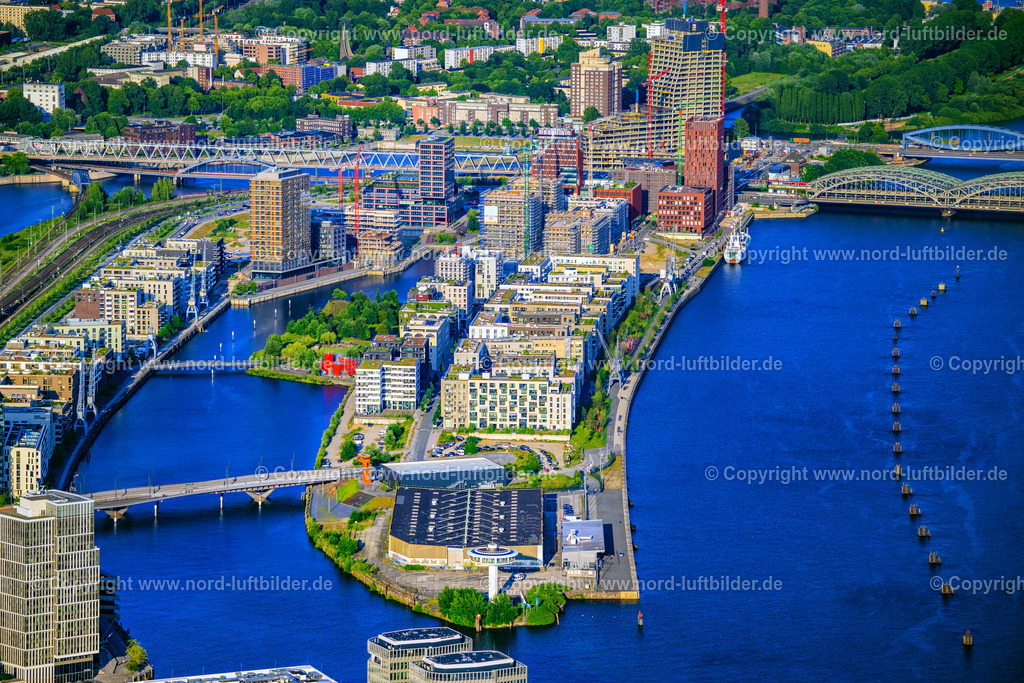 Hamburg_Hafencity_Baakenhafen_ELS_6442160625 | HAMBURG 16.06.2025 Baustellen für Wohn- und Geschäftshäuser im Baakenhafen entlang der der Baakenallee in der HafenCity in Hamburg, Deutschland. Weiterführende Informationen bei: AUG. PRIEN Bauunternehmung (GmbH & Co. KG),  BVE Bauverein der Elbgemeinden eG,  Baugenossenschaft Hamburger Wohnen eG,  HafenCity Hamburg GmbH,  Johann Daniel Lawaetz-Stiftung,  Richard Ditting GmbH & Co. KG,  bof architekten,  florian krieger - architektur und städtebau gmbh. // Construction sites for residential and commercial buildings in the Baakenhafen along the Baakenallee in HafenCity in Hamburg, Germany. Further information at: AUG. PRIEN Bauunternehmung (GmbH & Co. KG),  BVE Bauverein der Elbgemeinden eG,  Baugenossenschaft Hamburger Wohnen eG,  HafenCity Hamburg GmbH,  Johann Daniel Lawaetz-Stiftung,  Richard Ditting GmbH & Co. KG,  bof architekten,  florian krieger - architektur und staedtebau gmbh. Foto: Martin Elsen