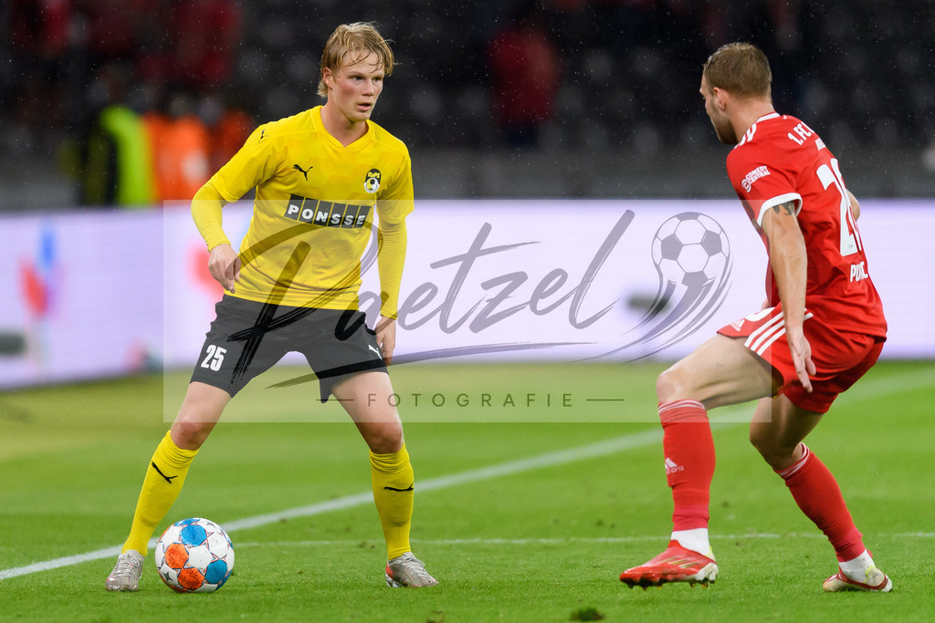 FCUKUO20210826_133 | Fussball, Herren: Urho Nissilae (Kuopion PS) und Tymoteusz Puchacz (1.FC Union Berlin) im Zweikampf beim Spiel der UEFA Conference League zwischen 1. FC Union Berlin und Kuopion PS im Olympiastadion am 26.08.2021 in Berlin, Deutschland. - Realisiert mit Pictrs.com