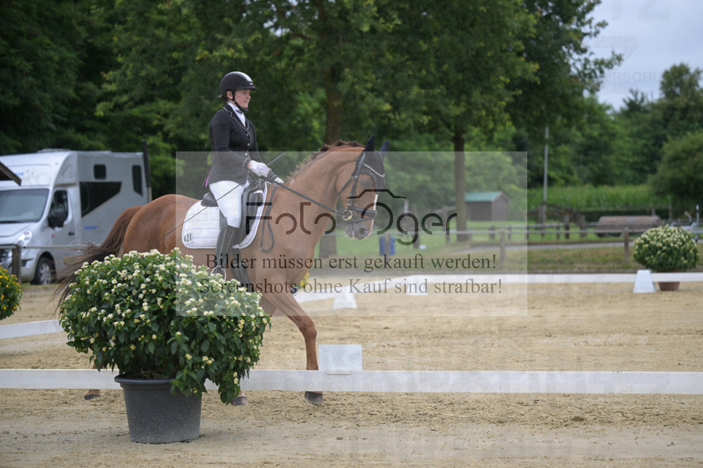 DOS_7132 | Entdecke hochwertige Reitturnierfotos von Foto Oger. Professionell, emotional und authentisch – jetzt Lieblingsmomente im Shop bestellen. - Realisiert mit Pictrs.com