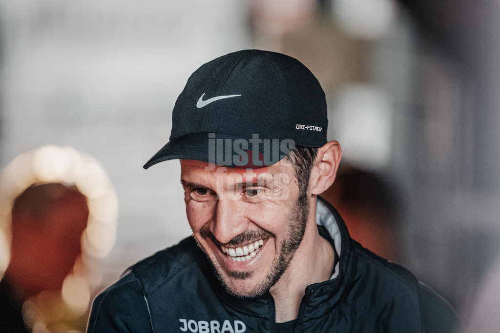 Fußball | Männer | Saison 2025/2026  | Fußball-Bundesliga | 27. Spieltag | FC St. Pauli vs. SC Freiburg | 22.04.2026 | Trainer Julian Schuster (SC Freiburg) auf dem Weg ins Stadion