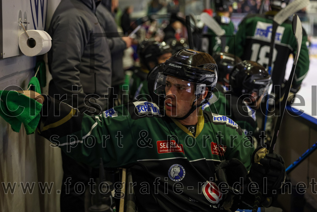 2023-01-22_103_Eishockey_TSV_Erding_gegen_ESC_Dorfen | Erding, Deutschland, 22.01.2023:
Eishockey, Bayernliga 2022 / 2023, 29. Spieltag, TSV Erding gegen ESC Dorfen, Endergebnis: 6:2

Mark Waldhausen (Erding Gladiators, #27)

Foto: Christian Riedel / fotografie-riedel.net