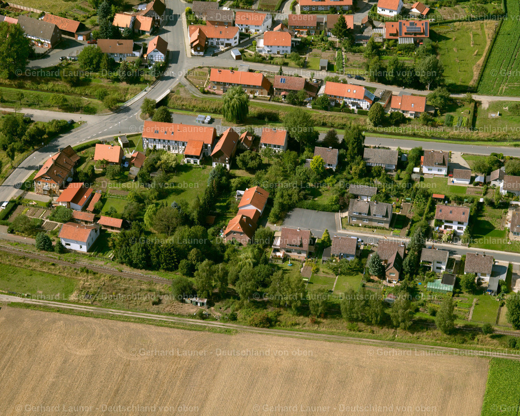2638820 | GIELDE 23.08.2006 Landwirtschaftliche Nutzflächen und Feldgrenzen  umsäumen das Siedlungsgebiet des Dorfes in Gielde im Bundesland Niedersachsen, Deutschland // Agricultural land and field boundaries surround the settlement area of the village  in Gielde in the state Lower Saxony, Germany Foto: Gerhard Launer