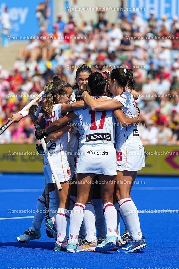 xydrx10082502009 | 10.08.2025, xydrx, Frauen EuroHockey Championship 2025, Gruppenphase, Gruppe B, Belgien - Spanien, Sparkassenpark Mönchengladbach: Torjubel nach dem Tor zum 1:0 für die Spanische Feldhockey Nationalmannschaft durch Torschütze Patricia Alvarez (ESP #10) zusammen mit Candela Mejias (ESP #16) und Luciana Molina (ESP #17)