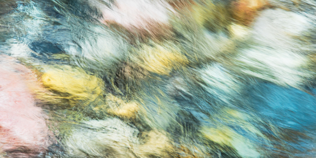 Bunte Kiesel in einem Bergbach, Österreich | Best. Nr. oe_2020_06_0327.. 
Einen Anwendungsvorschlag finden Sie hier: https://shop.soulimages.eu/img/lj1lnr (Wohnzimmer). Weitere Einrichtungsbeispiele sind in der Galerie "Anwendungsvorschläge" zusammengestellt. - Realisiert mit Pictrs.com