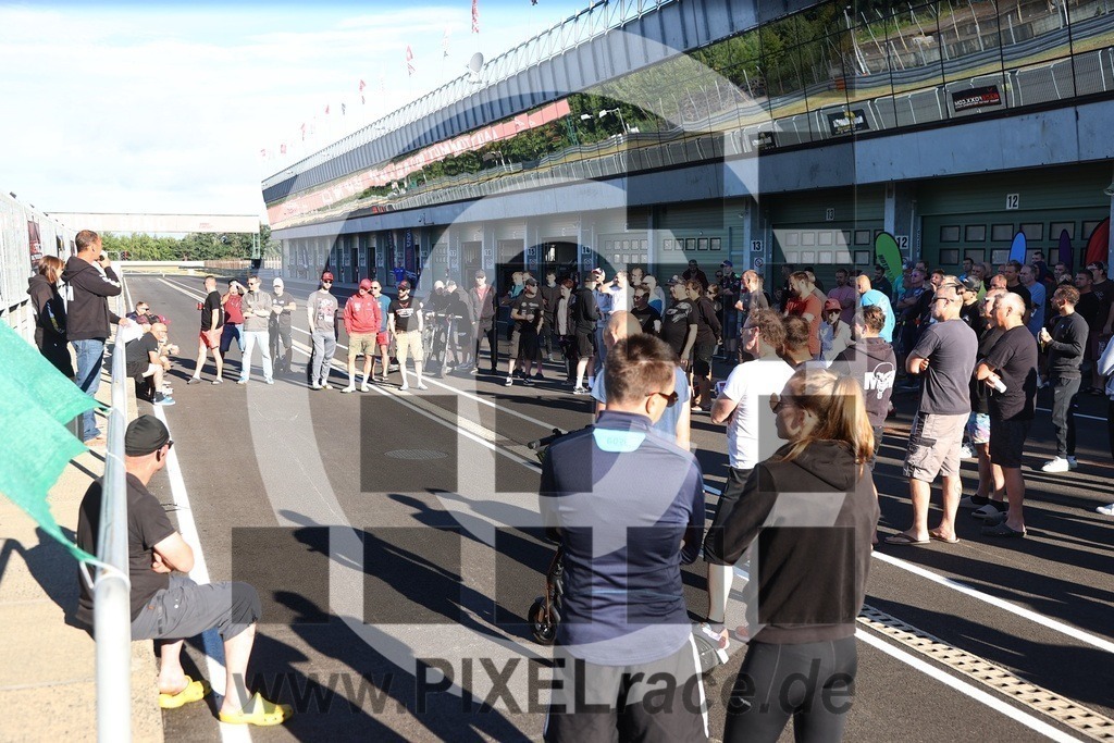 social-20250830_07214 | Schöne Erinnerungen an spannende Momente - das festzuhalten ist unser Job. PIXELrace.de ist seit 2003 auf den Rennstrecken Europas unterwegs um die Action draußen beim Fahren und die wunderbare Stimmung imm Fahrerlager für euch einzufangen.