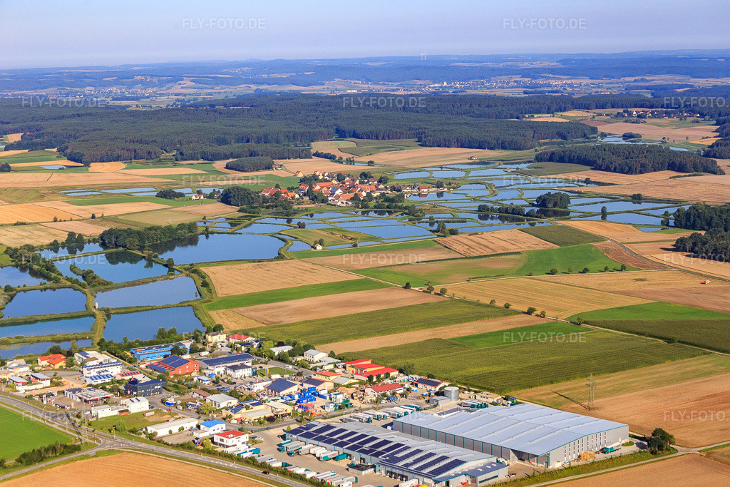 Luftbild: Gewerbegebiet Ost mit Ludwig Peetz, Spedition und Lagerung GmbH & Co. KG vor der fränkischen Weiherlandschaft in Weisendorf im Bundesland Bayern in Deutschland. Foto: IMG_092672.jpg vom 07.08.2016 durch Werner Riehm/FLY-FOTO.deSpedition-Peetz - TRANSPORT UND LOGISTIK PEETZ