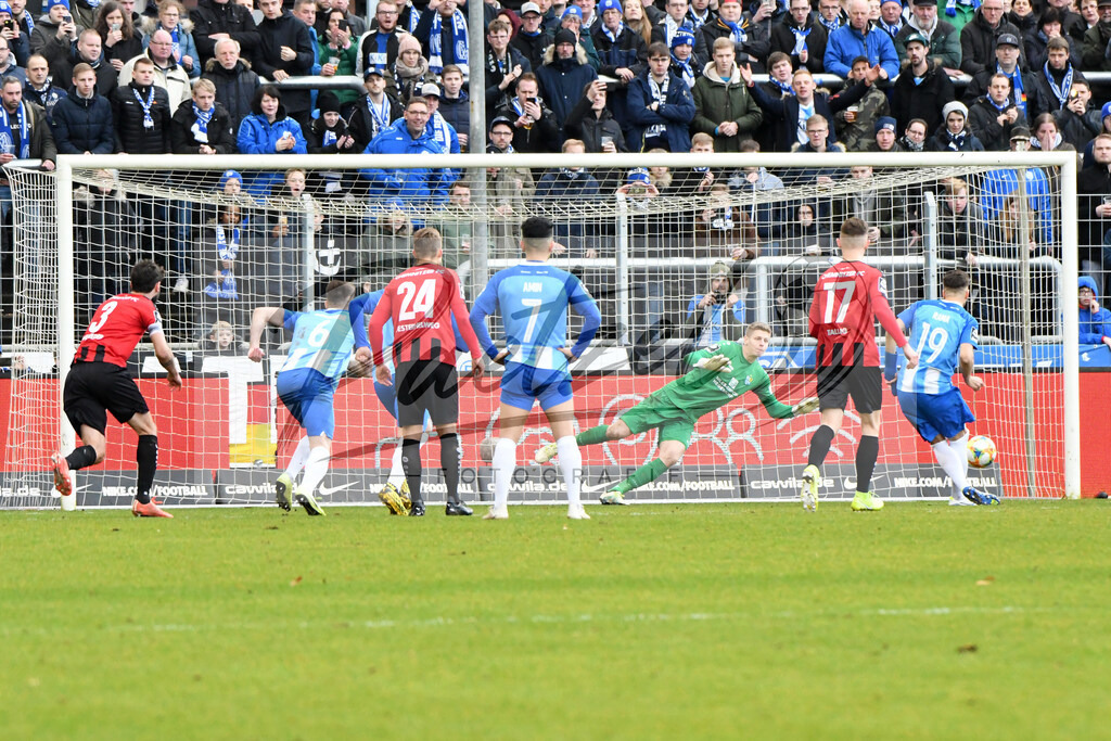 20200201_MEPCHE_0084 | Fußball, Herren: Torhueter Jakub Jakubov (Chemnitzer FC) haelt einen Foulelfmeter von Valdet Rama (SV Meppen) waehrend des Spiels der 3. Liga zwischen SV Meppen und Chemnitzer FC in der Haensch-Arena am 01.02.2020 in Meppen, Deutschland. DFB / DFL REGULATIONS PROHIBIT ANY USE OF PHOTOGRAPHS AS IMAGE SEQUENCES AND/OR QUASI-VIDEO. - Realisiert mit Pictrs.com