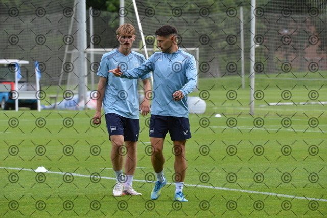 RGE_0184 | Hertha BSC, 2.Bundesliga, Herren, Fußball, Training auf dem Schenckendorffplatz, Dienstag 18.08. 2026, Saison 2026/27,  im Bild von li.  Mayson Grothe ( Hertha BSC ), Josip Brekalo ( Hertha BSC ),  Fotograf: Ralf Gebhardt - Realisiert mit Pictrs.com