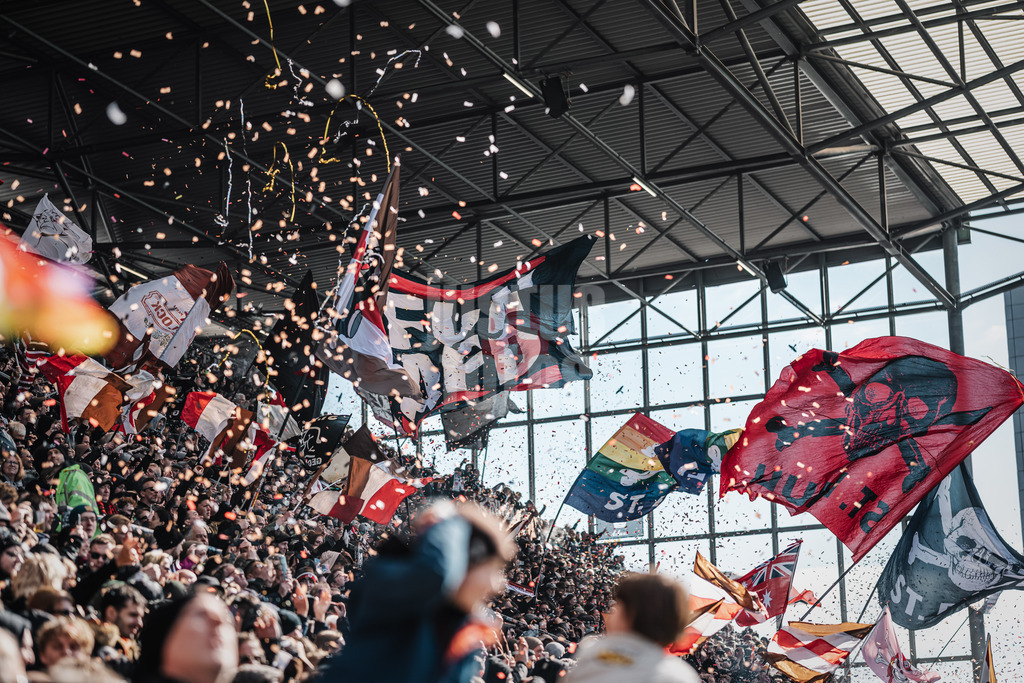 Fußball | Männer | Saison 2024/2025  | Fußball-Bundesliga | 28. Spieltag | FC St. Pauli vs. Borussia Mönchengladbach | 06.04.2025 | Fahnen und Konfetti auf den Tribünen beim Einlauf