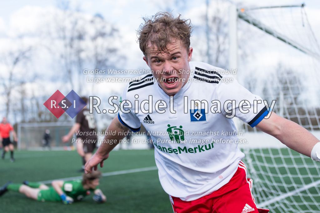 Fußball, Saison 2021/22, A-Junioren Bundesliga, Hamburger SV - FC St. Pauli, Paul-Hauenschild-Plätze (Norderstedt), 02.04.2022, 16. Spieltag | Tom Sanne (#21, HSV) jubelt über seinen Führungstreffer, während im Hintergrund noch der FCSP-Torhüter am Boden liegt.