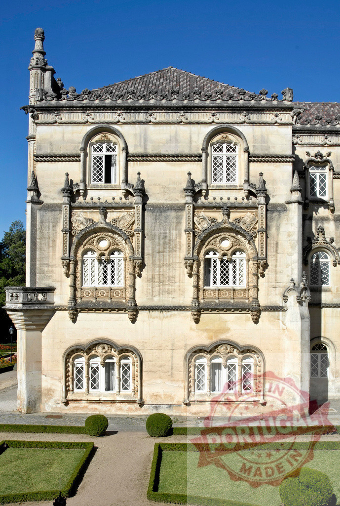 Buçaco Palace architecture Manueline style details Portugal | Buçaco Palace complex showing exterior facade with ornate Manueline window decorations and garden - Realisiert mit Pictrs.com