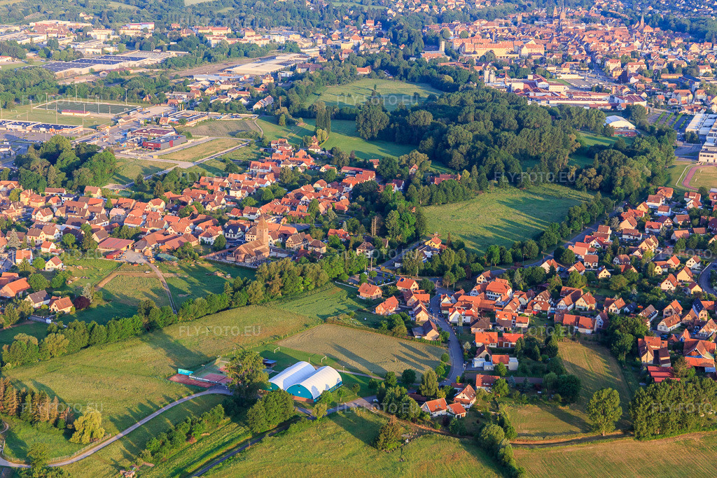 Vue aérienne: Rue du Sable à le quartier Altenstadt in Wissembourg dans le département Bas Rhin, France – .Photo: IMG_100647.jpg prise le 02/06/2017 par Werner Riehm/FLY-FOTO.eu – Résolution de l'original: 5472 x 3648 px