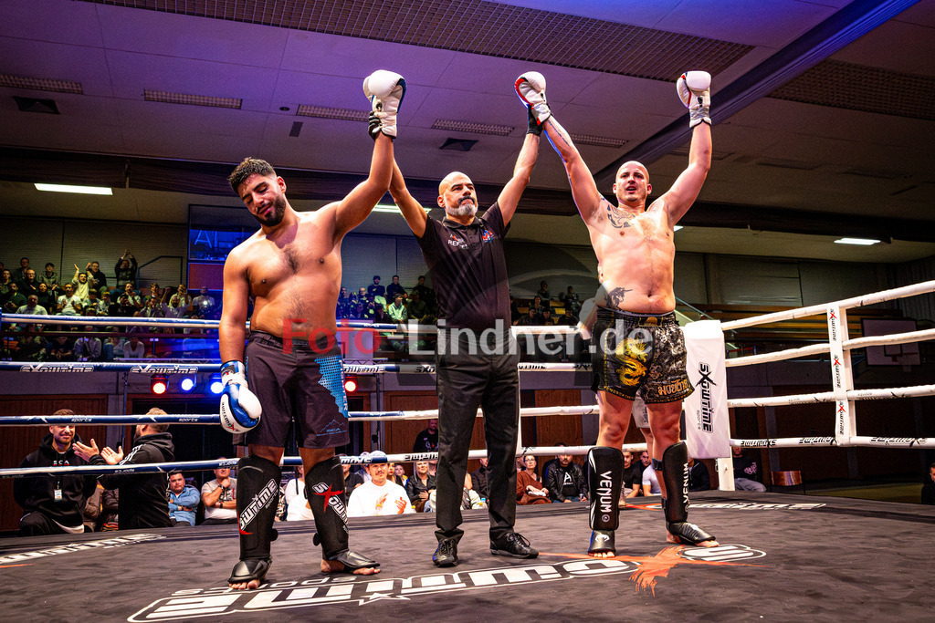 Daniell Sengül (Sportclub Allgäu) blau gegen Niklas Haeggberg (Kampfsport Kosaric) rot | MFA Fight Night K1 +91kg Kampf 10, Daniell Sengül (Sportclub Allgäu) blau gegen Niklas Haeggberg (Kampfsport Kosaric) rot, 20251108,,2025-11-08 in Penzberg (Wellenberghalle Penzberg), Copyright: WolfgangxLindner www.foto-lindner.de