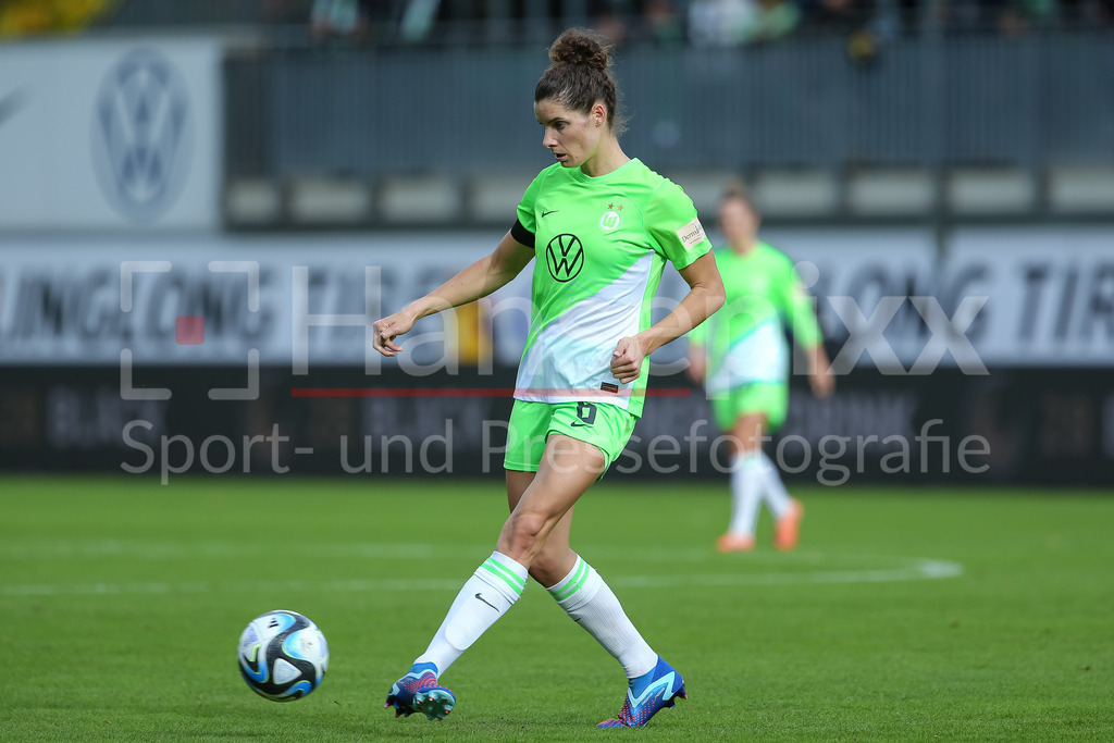Fussball, Google Pixel Frauen-Bundesliga, VfL Wolfsburg - TSG 1899 Hoffenheim | v.li.: Dominique Janssen (VfL Wolfsburg, 6) am Ball, Einzelbild, Ganzkörper, Aktion, Action, Spielszene, DIE DFB-RICHTLINIEN UNTERSAGEN JEGLICHE NUTZUNG VON FOTOS ALS SEQUENZBILDER UND/ODER VIDEOÄHNLICHE FOTOSTRECKEN. DFB REGULATIONS PROHIBIT ANY USE OF PHOTOGRAPHS AS IMAGE SEQUENCES AND/OR QUASI-VIDEO.