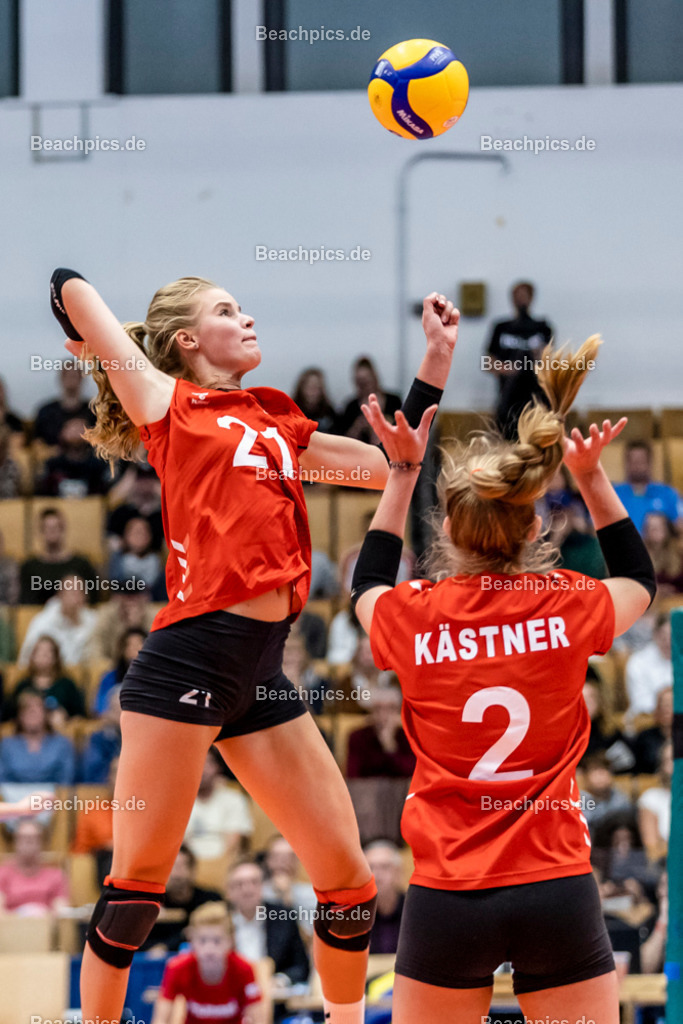 2022-00063403-Testspiel-Deutschland-Brasilien | Angriff Camilla WEITZEL #21 (Mittelblock) GER nach Pass von pia KÄSTNER #2 (Zuspiel) GER, 17.09.2022; Berlin Foto: Gerold Rebsch - www.beachpics.de
