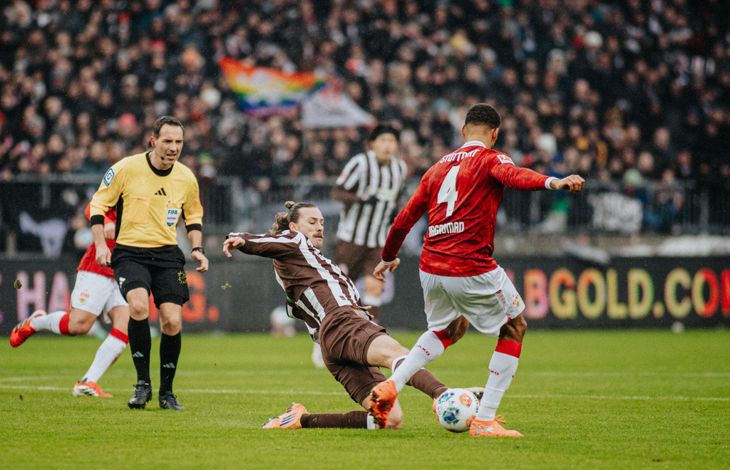 IMG_3866 | Der offizielle Shop für FC St. Pauli Fotos. Wähle aus Spielszenen & Fanmomenten dein FCSP Wunschformat. Wir liefern Millerntor-Atmosphäre.