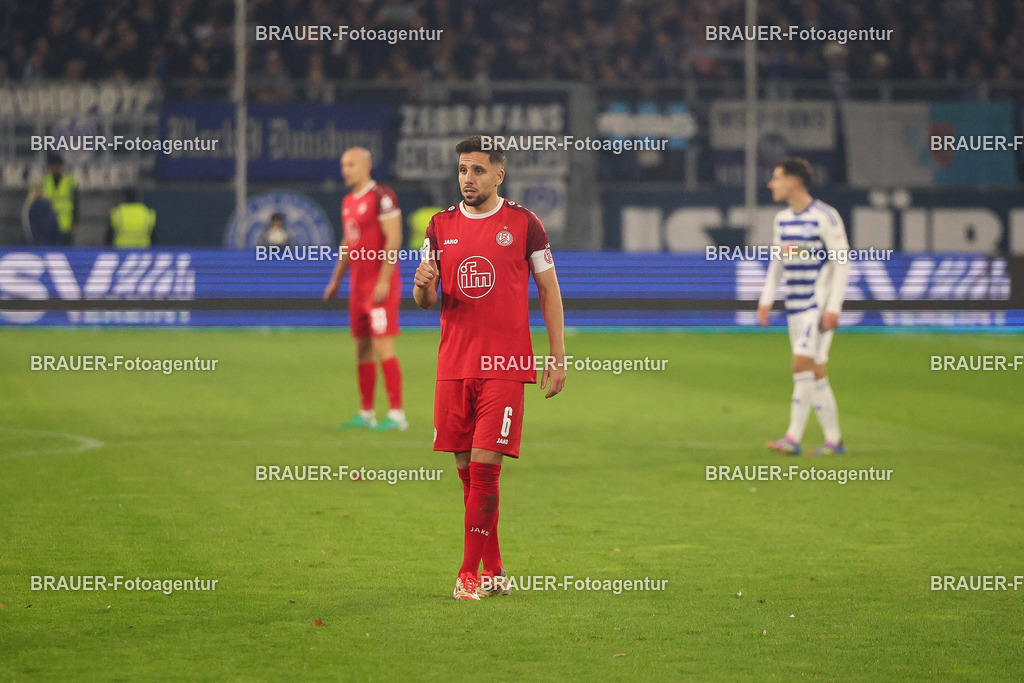 MSV Duisburg - Rot-Weiss Essen  | Duisburg, Deutschland, 26.10.2025 Ahmet Arslan  (Rot-Weiss Essen) schaut  während des 3.Liga Spiels zwischen MSV Duisburg und Rot-Weiss Essen in der Schauinsland-Reisen-Arena am 26.10.2025 in Duisburg (Foto von Timo Bluhmki-Schmidt/ Brauer Fotoagentur