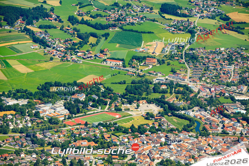 Das Luftbild der Stadt Bad Kötzting wurde 2022 vom Flugzeug heraus erstellt (keine Drohnen-Aufnahmen) Aufnahmehöhe ca.450 Meter- hohe Bildauflösung und Druck-Qualität. Garantiert!
