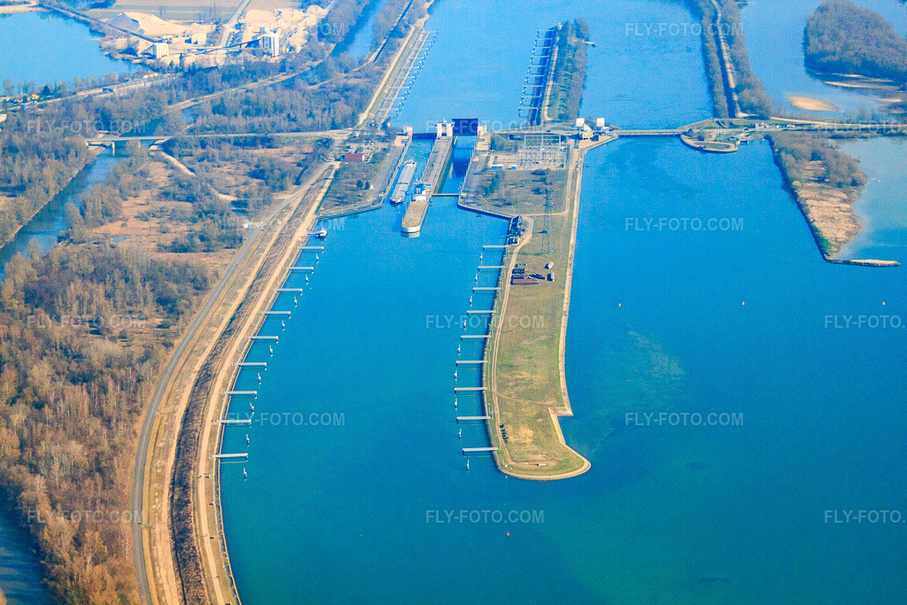 Aerial view: Gambsheim, lock in La Wantzenau in the state Bas-Rhin, France. – Photo: IMG_62899.jpg taken on 03/09/2014 by Werner Riehm/FLY-FOTO.com – Resolution of the original: 4752 x 3168 px