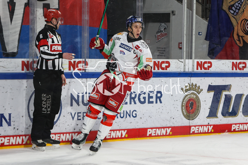 Nürnberg ICE Tigers - Augsburger Panther | Jubel der Panther nach dem Treffer zum 1-2 durch Anrei HAKULINEN (AEV #94) / Freude / Tor / Torschuetze / DEL Retro Game