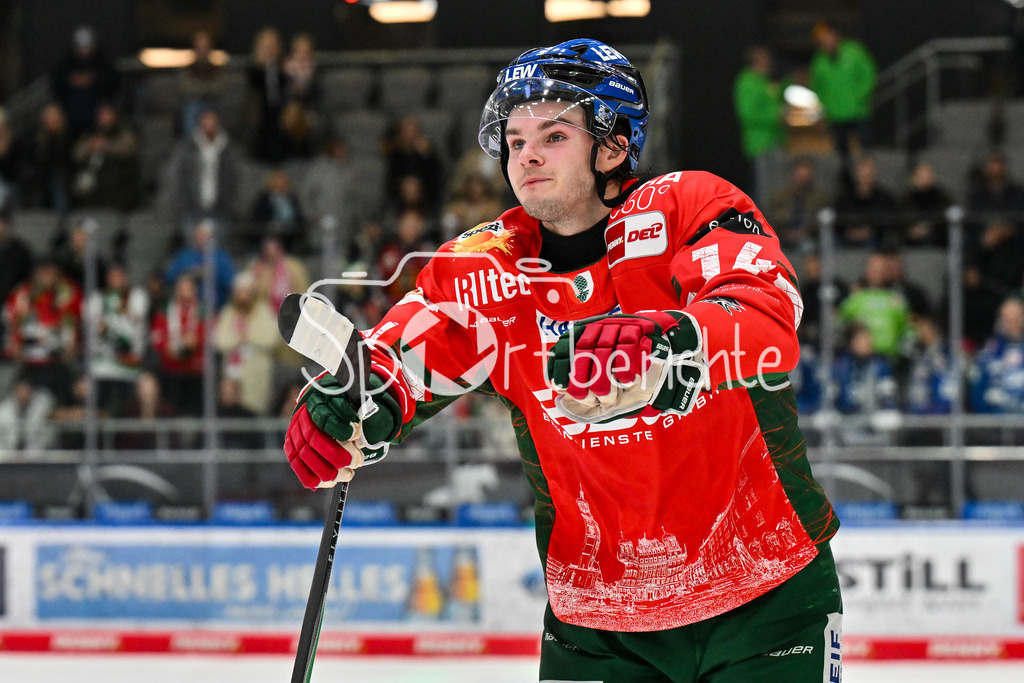Augsburger Panther - Schwenninger Wild Wings | AUGSBURG, DEUTSCHLAND - 2. NOVEMBER: Die Spieler der Panther feier zusammen mit den Zuschauern den Heimsieg gegen Schwenningen nach dem Ligaspiel zwischen den Augsburger Panthern und den Schwenninger Wild Wings am 17. Spieltag der Penny DEL im Curt Frenzel Stadion am 02.11.2025 / D. J. BUSDEKER (Augsburger Panther 14)
