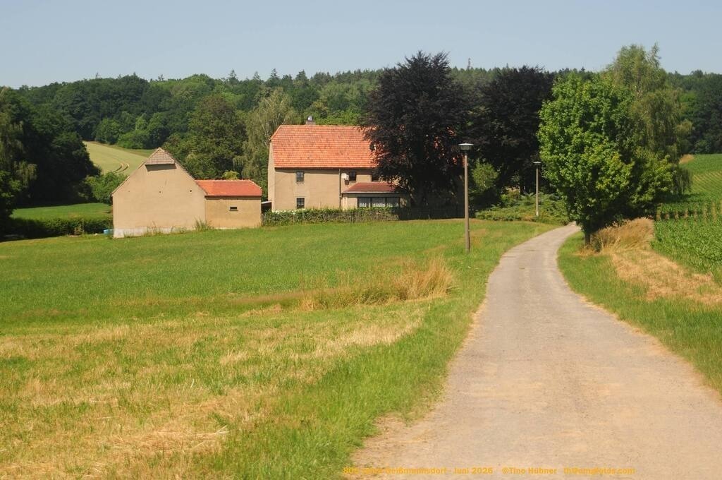 Geißmannsdorf-2026-Ortsbilder-618 | Geißmannsdorf bei Bischofswerda im Sommer 2026. Ein fotografischer Streifzug durch das Dorf Geißmannsdorf, mit Gebäuden, Straßen, Strohpuppen und geschmückten Vorgärten und Grundstücken anlässlich der 800-Jahr-Feier von Geißmannsdorf im Juni 2026 - Realisiert mit Pictrs.com