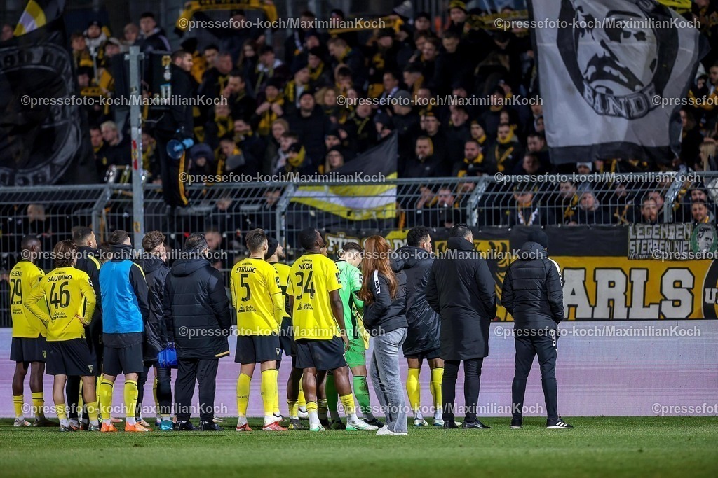 FCVK14022502170 | 14.02.2025, Fußball, FC Viktoria Köln – Alemannia Aachen, 3.Liga, Sportpark Höhenberg, Saison 2024 2025: Enttäuschung nach der 1:3 Niederlage - Die Mannschaft tritt enttäuscht vor die Fans im GästeblockDFB regulations prohibit any use of photographs as image sequences and or quasi-video.