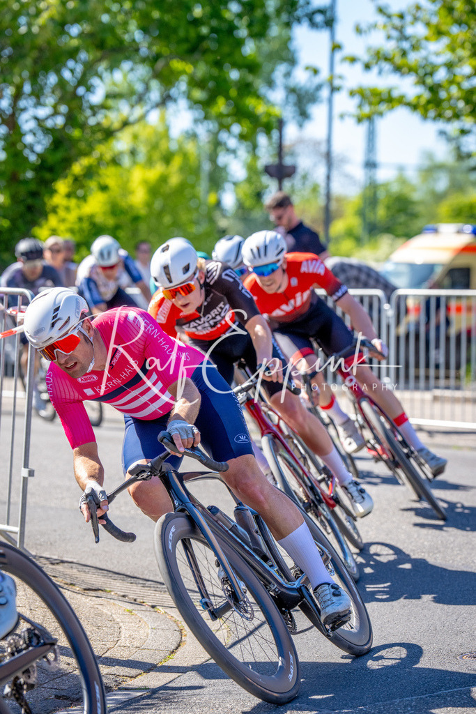 Spurt in den Mai 2026 - Großer Preis der Sparkasse Neuss | Annual one-day road cycling race "Großer Preis der Sparkasse Neuss" held in Büttgen, Germany, organized by VfR Büttgen 1912 e.V. The event features multiple races across all age categories from U11 youth to Elite men. - Realisiert mit Pictrs.com